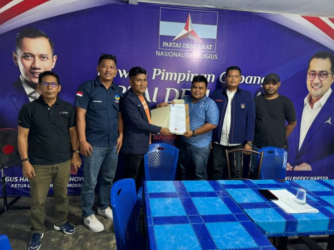 
					Foto (istimewa) Ket: Perwakilan M.Nizar menyerahkan berkas pendaftaran Bacalon pada Tim Penjaringan Bacalon Bupati/Wakil Bupati Kabupaten Lingga Partai Demokrat