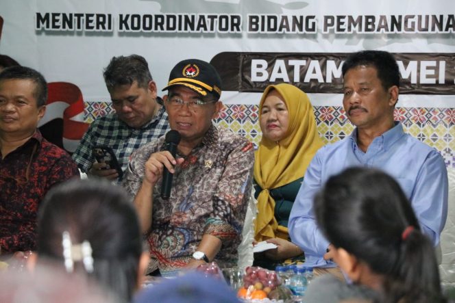 
					Menko PMK Muhadjir Effendy dan Wali Kota Batam Muhammad Rudi. 