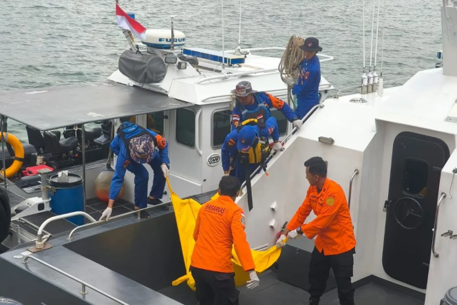 
					Tim SAR gabungan saat berhasil menemukan jasad korban bunuh diri di Pulau Kasu, Batam. Foto: TIM SAR TANJUNGPINANG