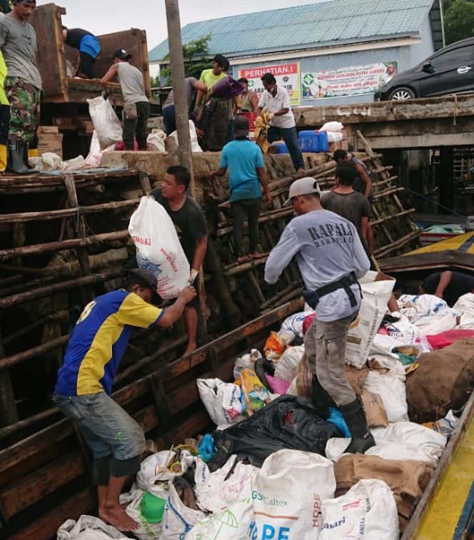 
					Bakamla RI Batam mengumpulkan 6,8 ton sampah dalam satu hari di wilayah Kelurahan Pulau Buluh, Bulang, Batam, pada Kamis (23/5/2024).