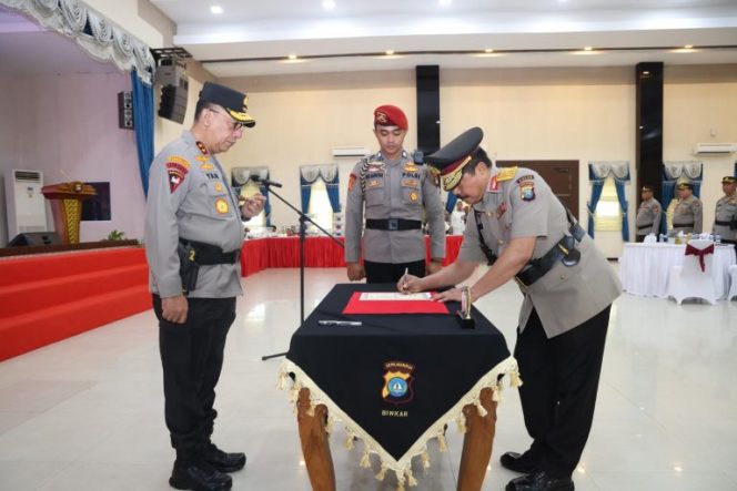 
					Acara Penyerahan Jabatan Karolog Polda Kepri dan Farewell Parade bagi Brigjen Polisi Jakub Prajogo, S.I.K., M.Si., yang akan memasuki masa pensiun, pada Selasa (30/4/2024).