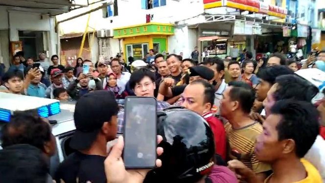 
					Tangkapan layar WNA asal Singapura hampir diamuk massa dituduh hendak lakukan penculikan anak di Batam. Foto: ISTIMEWA