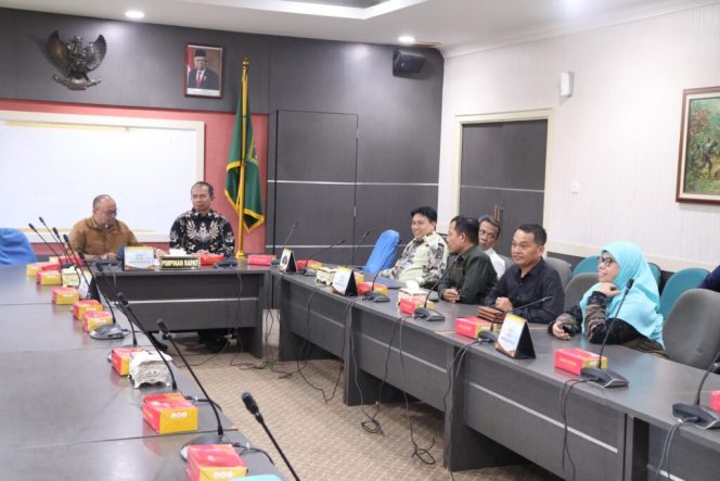 
					Wakil Ketua II DPRD Kota Batam Muhammad Yunus Muda menerima kunjungan kerja anggota DPRD Aceh Timur di ruang rapat pimpinan, Senin (13/5/2024). Foto: HUMAS DPRD KOTA BATAM