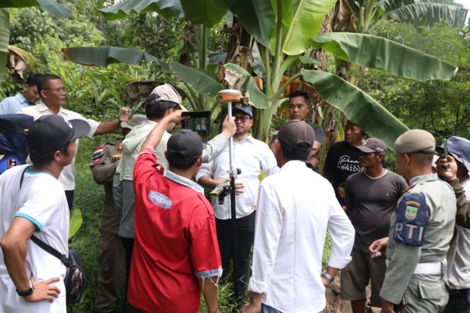 
					Ketua DPRD Kota Batam Nuryanto meninjau langsung ke pelebaran Jalan Suprapto, Tembesi Tower, Selasa (14/5/2024) siang.