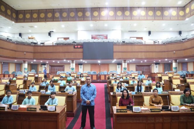 
					Sejumlah siswa-siswi SD Christy Kids School Sekupang berkunjung ke gedung DPRD Kota Batam, Rabu, (22/5/2024). Foto: Dok. Humas DPRD Kota Batam 