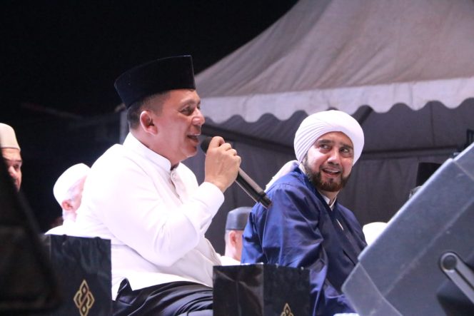 
					Gubernur Ansar dan Habib Syech Bin Abdul Qadir Assegaf dalam acara Tabligh Akbar bertempat di Lapangan Parkir Downtown Harbour Bay Kota Batam.