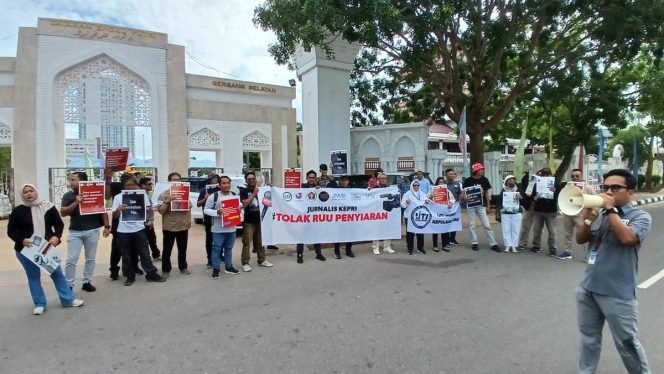 
					Sejumlah jurnalis di Batam, Kepulauan Riau (Kepri) menggelar aksi unjuk rasa penolakan RUU Penyiaran di DPRD Batam. Foto: Dok. AJI BATAM