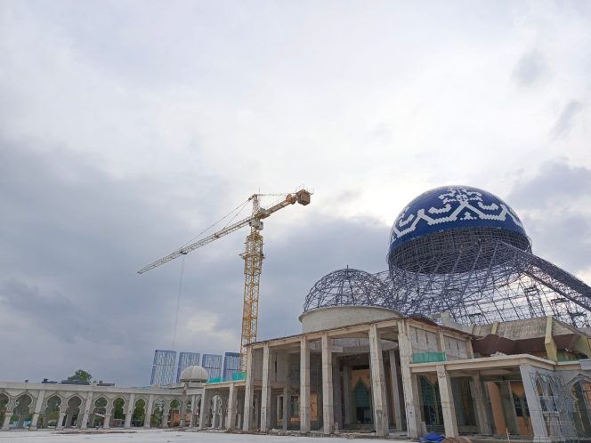 
					Penampakan kubah Masjid Agung Batam Center yang sedang dalam proses revitalisasi. Foto: AlurNews.com/Arjuna