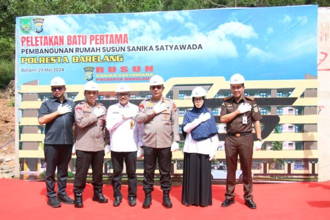 
					Acara peletakan batu pertama pembangunan Rusun Sanika Satyawada Polresta Barelang di Lapangan Tembak Mapolresta Barelang, Rabu (29/5/2024).