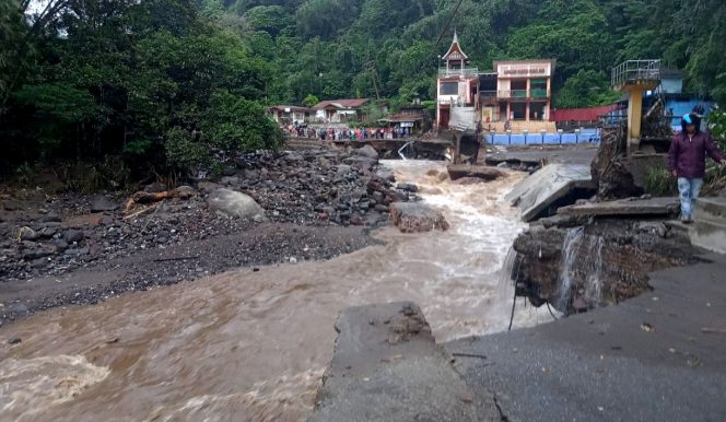 
					Akibat hujan deras pada Sabtu 11 Mei yang berkepanjangan, banjir besar landa Kab Agam dan Banjir Bandang Landa Kab Agam dan Tanah Datar Sumbar, Sumatera Barat. Foto: tangkapan layar facebook @Rahmad Habibullah-