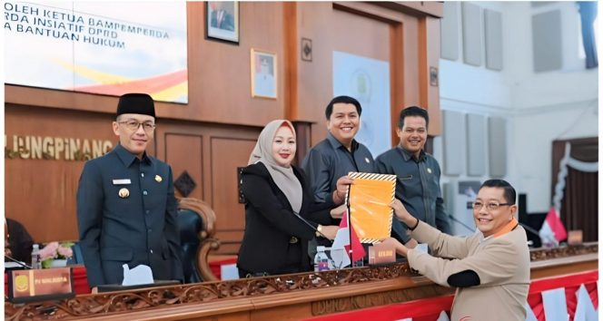 
					Ketua Bapemperda DPRD Kota Tanjungpinang, Hendi Amerta menyampaikan Ranperda Bantuan Hukum dalam paripurna kepada Ketua DPRD tanjungpinang Yuniarni Pustoko Weni.