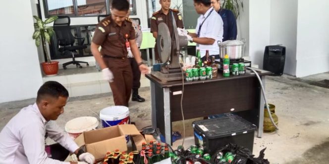 
					Kejari Bintan memusnahkan barang bukti tindak kejahatan yang telah memiliki hukum tetap, Senin (6/5/2024).