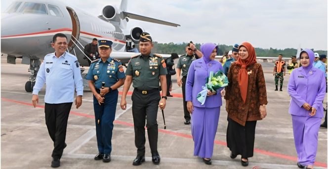 
					Gubernur Kepri Ansar Ahmad didampingi Ketua TP-PKK Provinsi Kepri, Dewi Kumalasari, menyambut Panglima TNI, Jenderal TNI Agus Subiyanto, beserta Ketua Umum Dharma Pertiwi, Evi Agus Subiyanto, di Bandara RHF Kota Tanjungpinang, Selasa (28/5/2024).