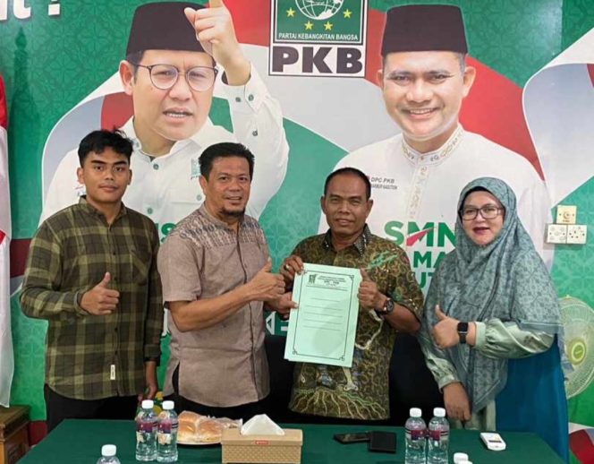 
					Anggota DPRD Kota Batam, Hendrik saat mengambil formulir pendaftaran Wali Kota Batam di kantor PKB, Selasa (21/5/2024).