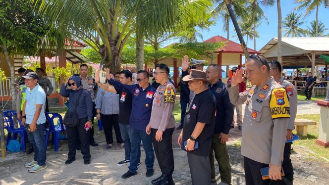 
					Peringatan Hari Buruh Internasional (May Day) di Kabupaten Bintan berjalan dengan aman dan lancar, dipusatkan di Pantai Dugong Trikora IV Desa Malang Rapat Kecamatan Gunung Kijang, Rabu (1/5/2024).