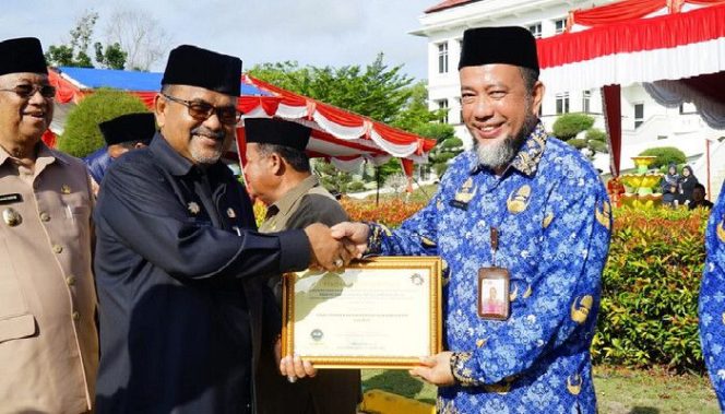 
					Bupati Karimun H. Aunur Rafiq usai memimpin upacara memperingati Hari Pendidikan Nasional (Hardiknas) tahun 2024 disejalankan dengan Hari Otonomi Daerah (Otda) ke 28 di Halaman Kantor Bupati Karimun, Kamis (2/5/2024).