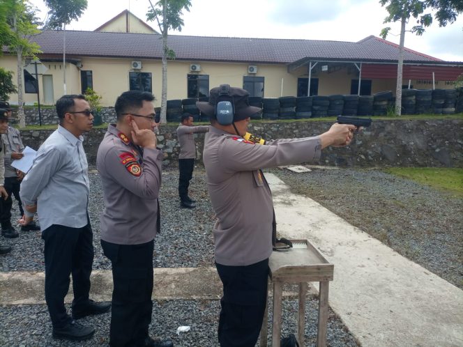 
					Sejumlah pejabat Utama Polres Bintan beserta beberapa personelnya melaksanakan latihan menembak yang dilaksanakan di lapangan Tembak Tunggal Panaluan Polres Bintan, Kamis (2/5/2024).