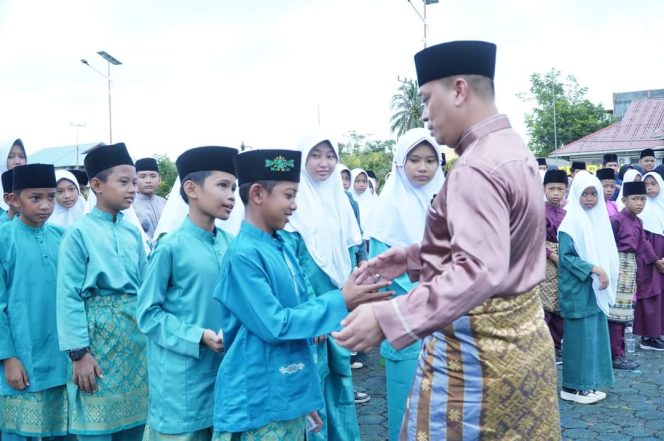 
					Pemkab) Lingga mengadakan upacara khusus memperingati Hari Pendidikan Nasional yang berlangsung di halaman Kantor Bupati Lingga pada Kamis (2/5/2024).