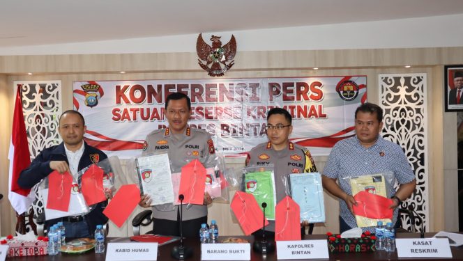 
					Pengungkapan sejumlah barang bukti saat Konferensi Pers perkara dugaan Tindak Pidana Pemalsuan Surat di Aula Sarja Arya Racana Polres Bintan, Minggu (5/5/2024).