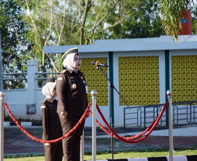 
					Wakajati Kepri, Rini Hartatie, bertindak sebagai Inspektur Upacara gabungan dalam rangka memperingati HUT Persaja KE-73 Tahun 2024 di lapangan Kantor Kejati Kepri di Tanjungpinang, Senin (6/5/2024).