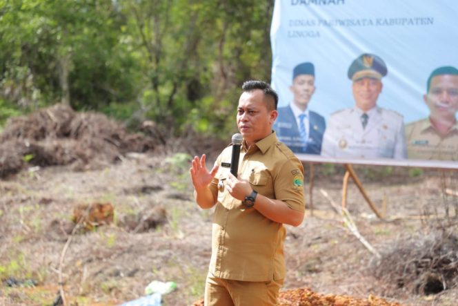 
					Bupati Lingga Muhammad Nizar melakukan ground breaking pembangunan penataan kawasan Istana Damnah pada Senin, (6/5/2024).