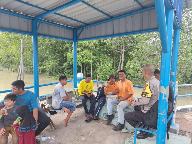 
					Kapolres Karimun AKBP Fadli Agus, S.I.K., M.H. melalui Bhabinkamtibmas Teluk Radang Polsek Kuba menemui warga binaan di Teluk Radang Kec. Kundur Utara. Selasa (7/5/2024).