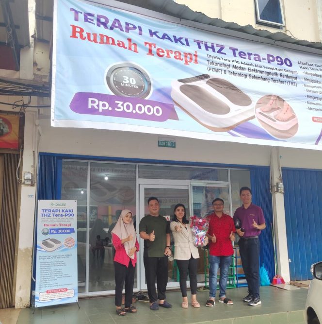 
					Owner Rumah Terapi Kaki Tera-P90, Atin dan Aliang saat opening Rumah Terapi Kaki THZ Tera-P90 Hadir di Pasar Cahaya Garden, Bengkong.