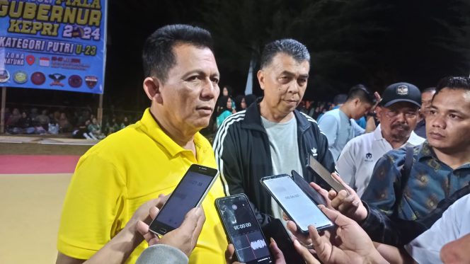 
					Gubernur Ansar didampingi Bupati Siswandi memberikan keterangan kepada wartawan.