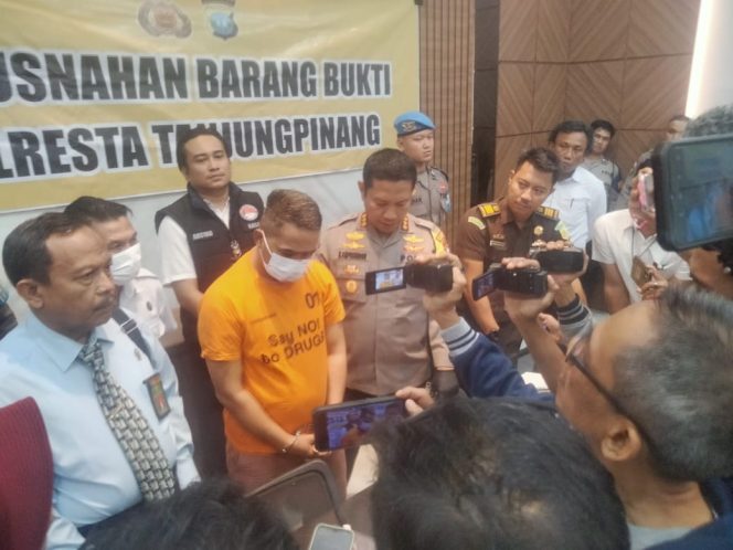 
					Satres Narkoba Polresta Tanjungpinang memusnahkan barang bukti sabu seberat 649 Gram dan Ekstasi 683 Butir hasil tangkapan dari tersangka S (39) warga Jalan Sulaiman Abdullah, Kecamatan Tanjungpinang Barat beberapa waktu lalu, Rabu (8/5/2024).