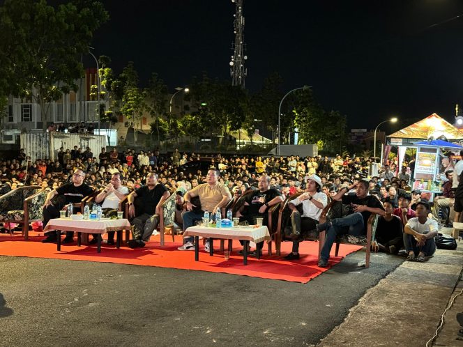 
					Ratusan masyarakat tampak antusias saat menghadiri kegiatan Nonton Bareng (Nobar) pertandingan Playoff Olimpiade Paris 2024 antara Timnas U-23 vs Guinea yang berlangsung di Sekretariat KONI Batam, Kamis (10/5/2024).
