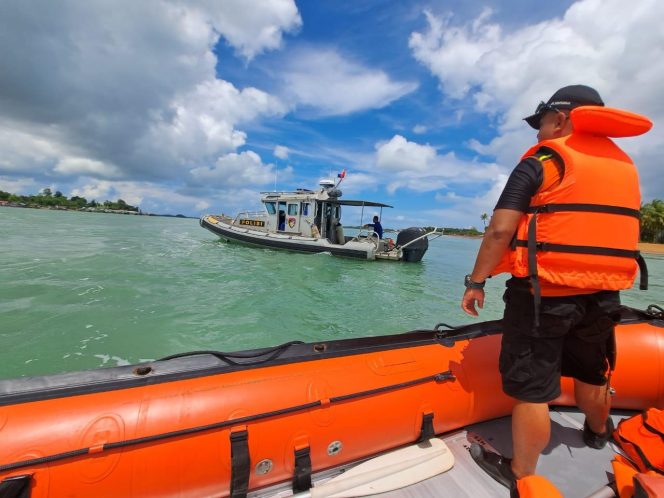 
					Tim SAR gabungan melakukan pencarian jasad pria yang loncat di jembatan 1 Barelang Kota Batam.