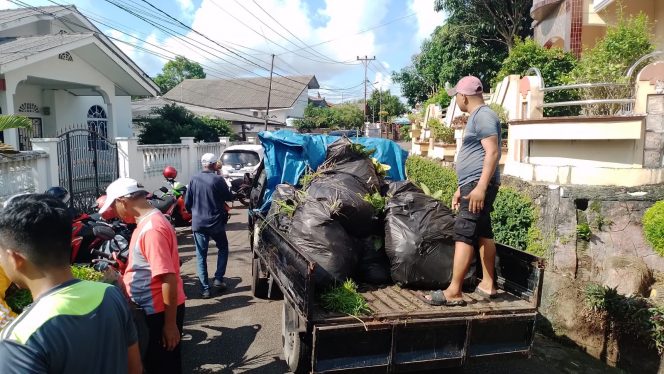 
					Giat gotong royong kebersihan lingkungan di masing-masing wilayah kelurahan di Kota Tanjungpinang Minggu (12/5/2024).