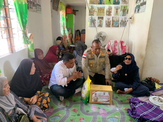 
					Penyaluran bantuan sembako dari Kapolda Kepri kepada Korban Laka Laut yang terjadi di Pauh Timur, Desa Pauh, Kecamatan Moro, Senin (13/5/2024).