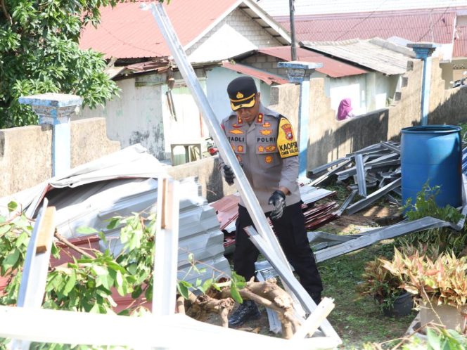 
					Kapolres Karimun AKBP Fadli Agus, S.I.K., M.H. melakukan pengecekan dan peninjauan langsung ke lokasi terdampak bencana alam angin puting beliung di diseputaran Batu Lipai dan Wonosari Kel. Baran Timur, Kec. Meral, Kab. Karimun, Selasa (14/5/2024).