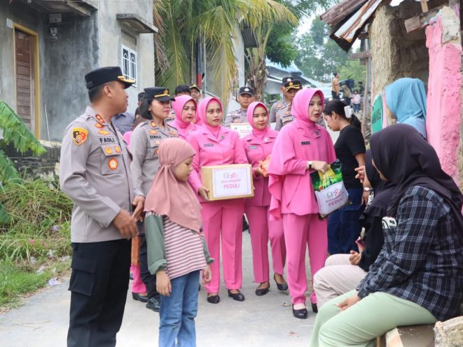 
					Polres Karimun bersama pengurus Bhayangkari Cab. Karimun memberikan bantuan sosial Kapolda Kepri dan peduli Bhayangkari Karimun, Rabu (15/5/2024).