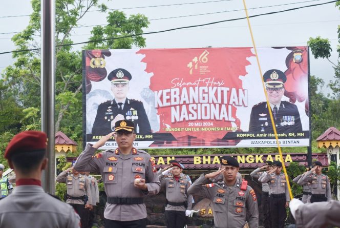 
					Kapolres Bintan saat memberikan Penghargaan Kepada 4 Personil Berprestasi, Sempena Harkitnas 2024, Senin (20/5/2024).