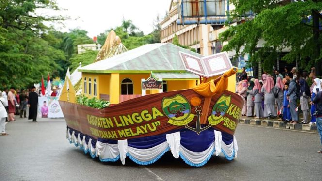 
					Kafillah Kabupaten Lingga menampilkan beberapa penampilan memukau disepanjang rute pawai yang dilalui. Foto: Diskominfo Lingga.