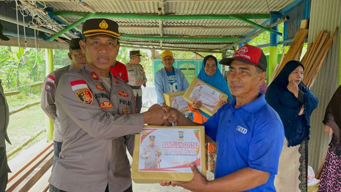 
					Kapolsek Bintan Utara Kompol Kompol Suwitnyo saat menyerahkan bantuan ke  
warga, korban bencana alam di Kampung Tanjung Talok dan Kampung Harapan Desa Teluk Sasah Kecamatan Seri Koala Lobam Kabupaten Bintan, Senin (20/4/2024).