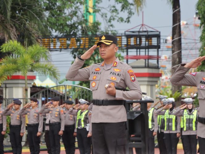 
					Polres Karimun menggelar upacara peringatan Hari Kebangkitan Nasional di Lapangan Apel Bhayangkara Polres Karimun, Senin (20/5/2024).