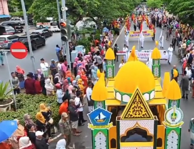 
					Pawai Ta’ruf MTQH ke X tingkat Provinsi Kepulauan Riau
yang dilaksanakan di Pertigaan Lubuk Baja diikuti tujuh Kabupaten/Kota se Kepri, Senin (20/5/2024).