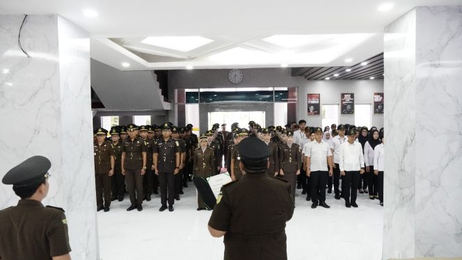 
					Aspidsus Kejati Kepri) Mukharom, SH., MH saat bertindak sebagai Inspektur Upacara dalam rangka memperingati Hari Kebangkitan Bangsa Tahun 2024 Ke-116 yang berlangsung di halaman Kantor Kejati Kepri di Tanjungpinang, Senin (20/5/2024)