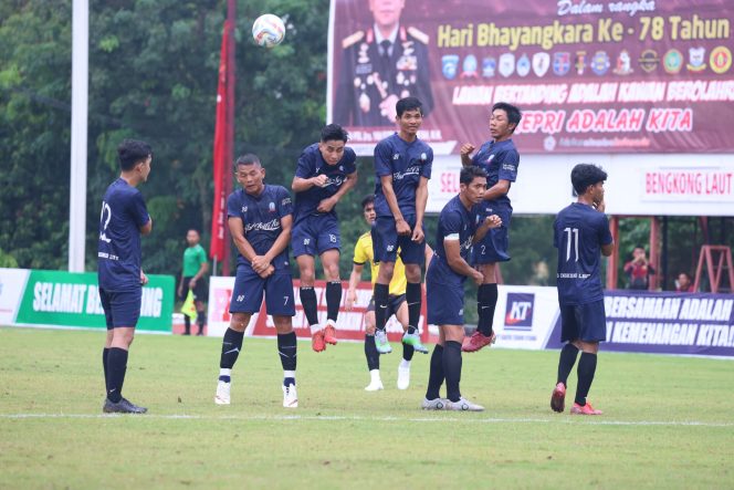 
					Lajunya pertandingan dengan perebutan bola dari kedua kesebelasan. (Foto: Nov/HarianHaluanKepri)