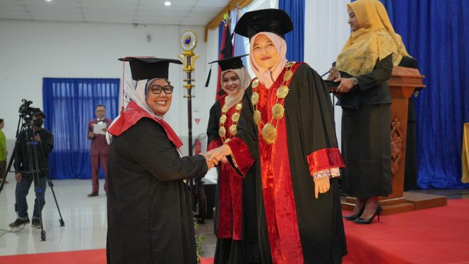 
					Wakil Gubernur Kepri, Marlin Agustina berkesempatan untuk mengikuti prosesi Wisuda ke-37 Universitas Riau Kepulauan (Unrika) Batam, Sabtu (25/5/2024).