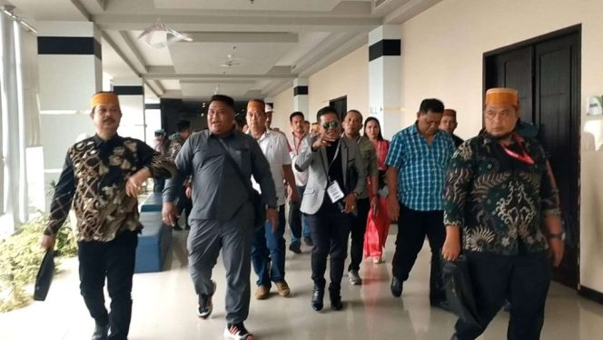 
					Sejumlah pengurus dan anggota BPD KKSS Kota Batam saat Walk Out pada Muswil ke-IV BPW KKSS Kepri di CK Hotel Tanjungpinang, Sabtu (25/5/2024).