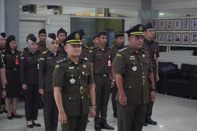 
					Sertijab Kasi Pidum Kejari Tanjungpinang dari pejabat lama Novriansyah,SH.MH ke pejabat baru Martahan Napitupilu,SH, berlangsung di Aula Kantor Kejari Tanjungpinang, Senin (27/5/2024).