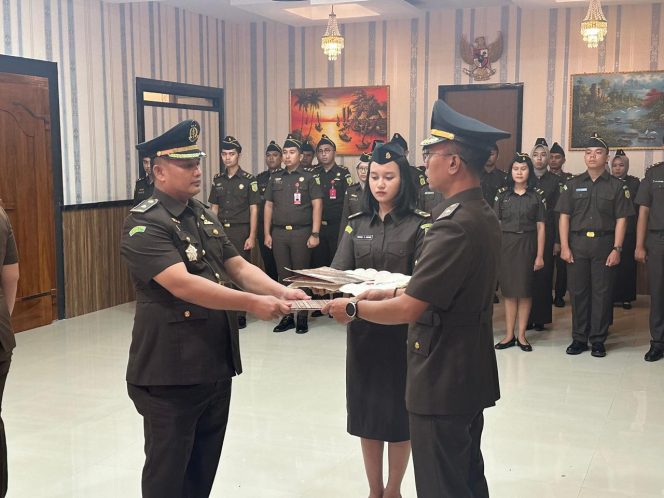 
					Sertijab Kasi Pidsus Kejari Bintan dari Fajrian Yustiardi ke Maiman Limbong  di Aula Kantor Kejari Bintan, Selasa (28/5/2024).