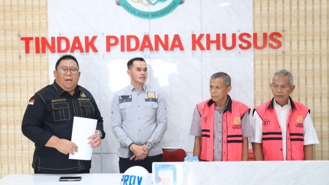 
					Kasi Penkum Kejati Kepri, Denny Anteng Prakoso bersama penyidik 
Penyidik Pidsus saat melakukan penyerahan 2 tersangka dan barang bukti (Tahap II) kepada JPU Kejari Tanjungpinang dalam penanganan perkara korupsi Pembangunan Polder Pengendali Banjir Jl. Pemuda Gang Natuna Kelurahan Tanjung Ayun Sakti, Kecamatan Bukit Bestari Kota Tanjungpinang, Selasa (28/5/2024).