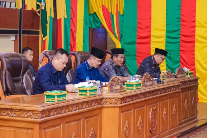 
					Ketua DPRD Kabupaten Lingga Ahmad Nashiruddin Membuka Rapat Paripurna