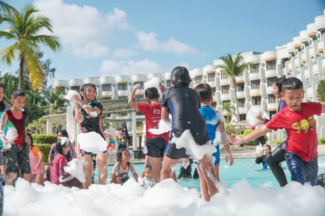 
					HARRIS Resort Waterfront Batam menambahkan dua atraksi seru, yaitu mandi busa dan istana balon.