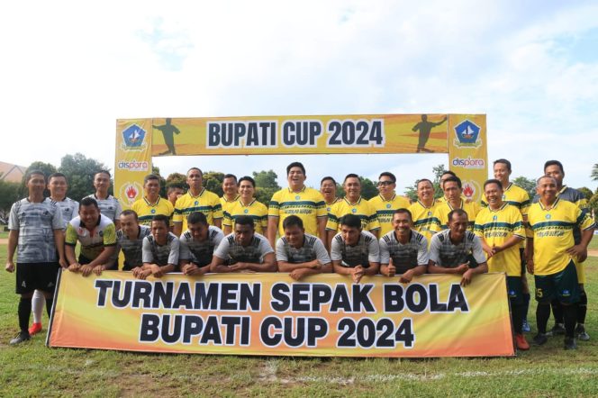 
					Bupati Bintan, Roby Kurniawan, membuka sepak bola Bupati Cup 2024.